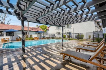 Sparkling swimming pool 